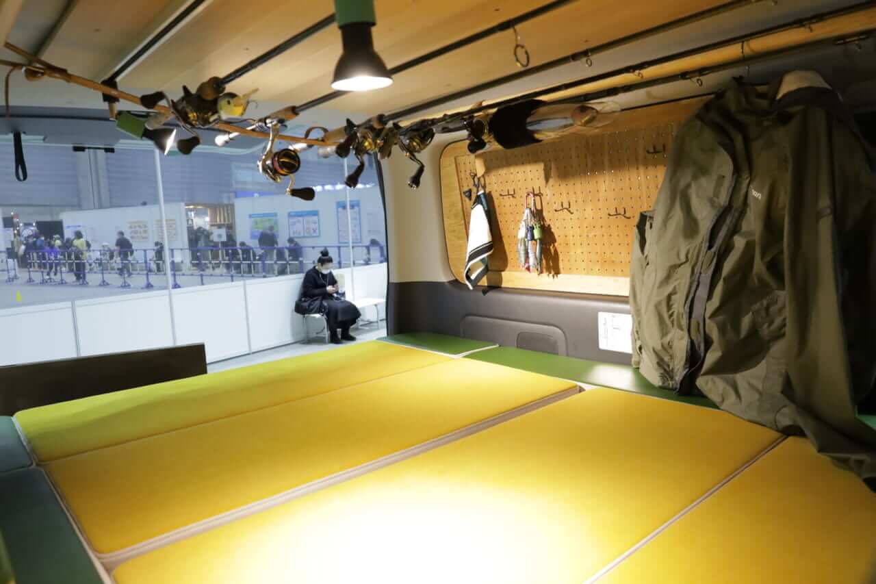 ｜「これがトヨタ車なの？」「可愛すぎ」“オシャブルー”に身を包んだハイエース。まるで移動する『アスレチック』のような雰囲気に。