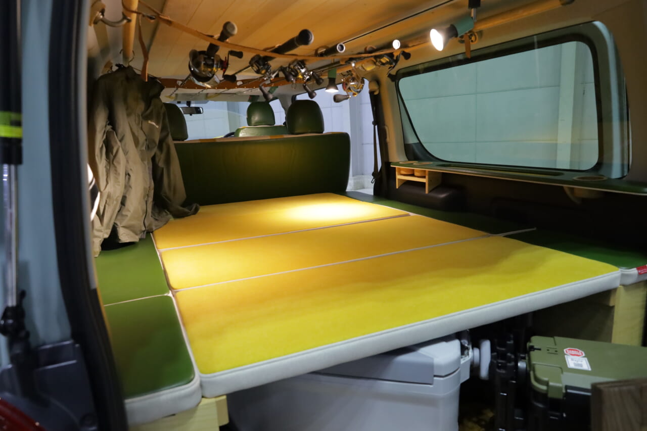 |「これがトヨタ車なの?」「可愛すぎ」“オシャブルー”に身を包んだハイエース。まるで移動する『アスレチック』のような雰囲気に。