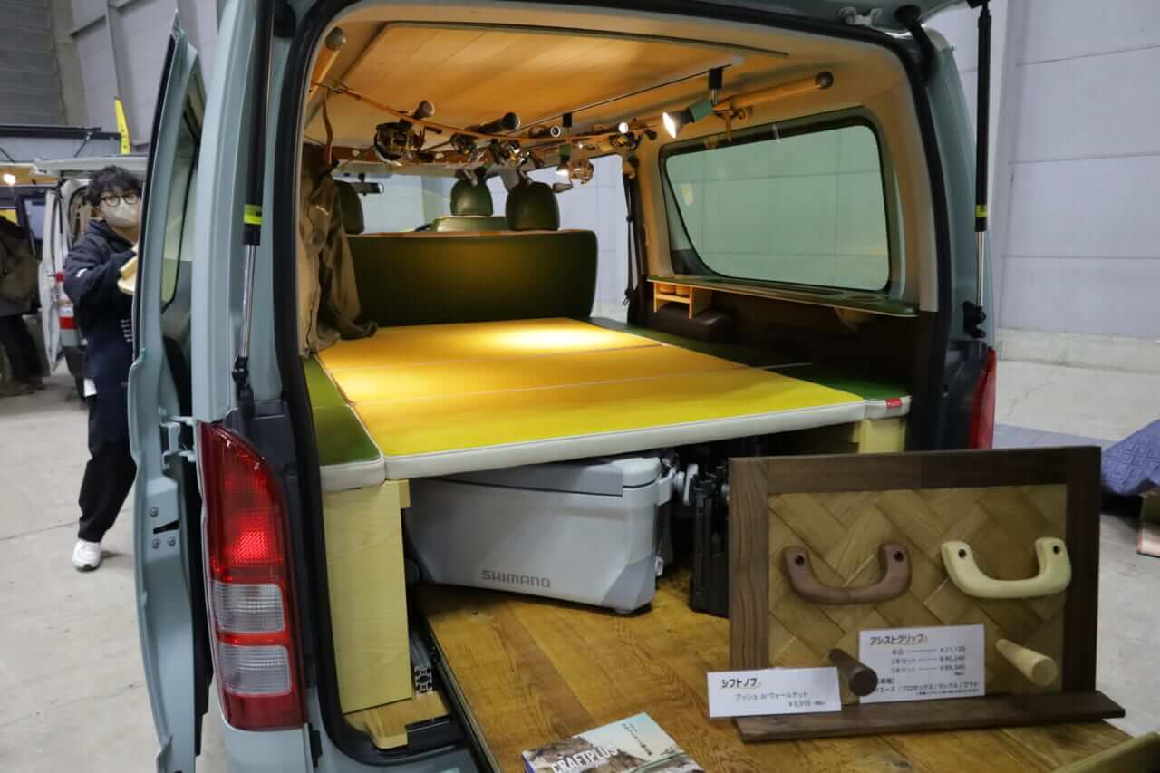 ｜「これがトヨタ車なの？」「可愛すぎ」“オシャブルー”に身を包んだハイエース。まるで移動する『アスレチック』のような雰囲気に。