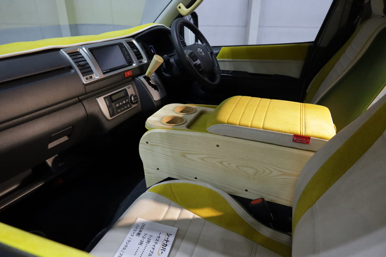 |「これがトヨタ車なの?」「可愛すぎ」“オシャブルー”に身を包んだハイエース。まるで移動する『アスレチック』のような雰囲気に。