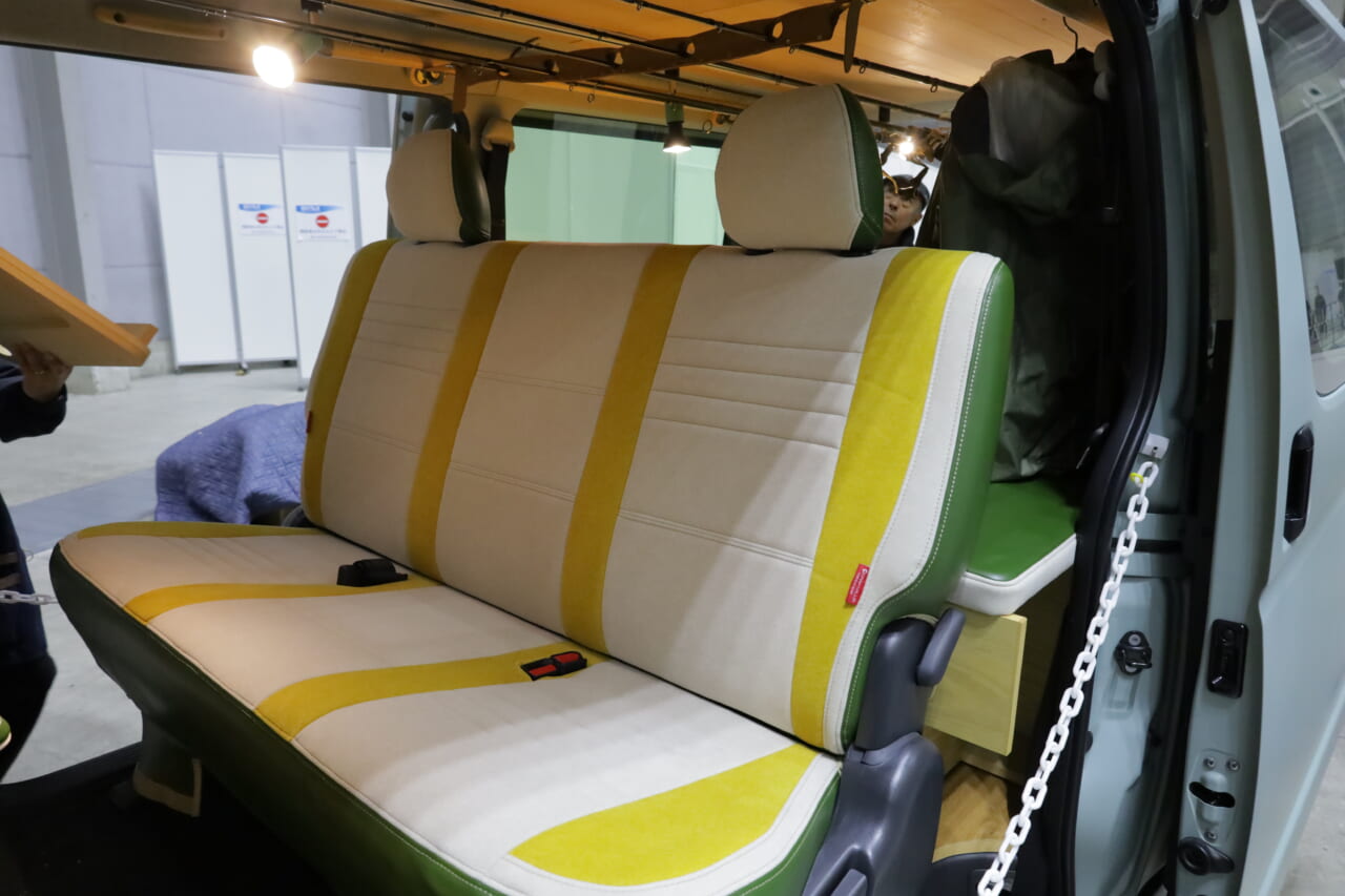 |「これがトヨタ車なの?」「可愛すぎ」“オシャブルー”に身を包んだハイエース。まるで移動する『アスレチック』のような雰囲気に。