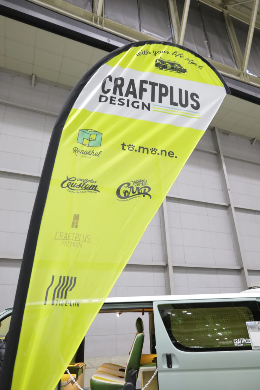 |「これがトヨタ車なの?」「可愛すぎ」“オシャブルー”に身を包んだハイエース。まるで移動する『アスレチック』のような雰囲気に。