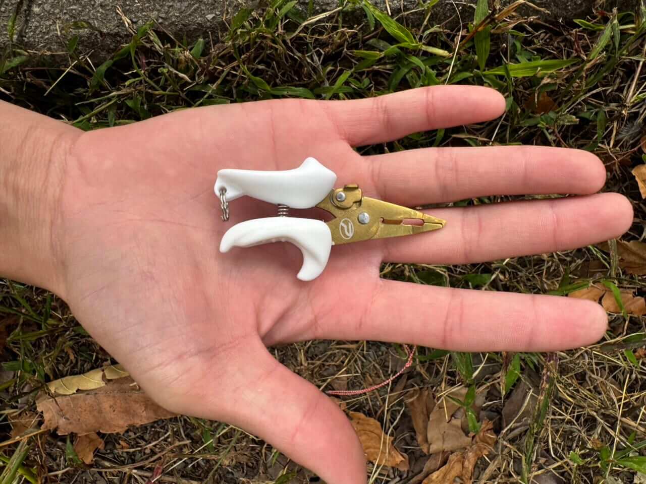 |「マジで小さい」「数百円で買える」超ミニサイズのプライヤーなのに『全機能』搭載でバッグに忍ばせておきたい件。