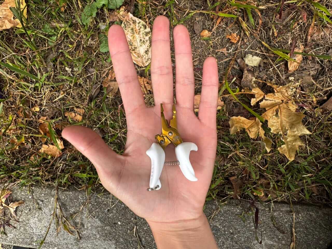 ｜「マジで小さい」「数百円で買える」超ミニサイズのプライヤーなのに『全機能』搭載でバッグに忍ばせておきたい件。