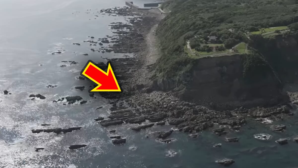 ｜「うわ、来た！ヤバい！」人の気配がない“秘境”で釣りをした結果。離島のポテンシャルがヤバすぎる。「この魚の巣になっているかもしれない…」