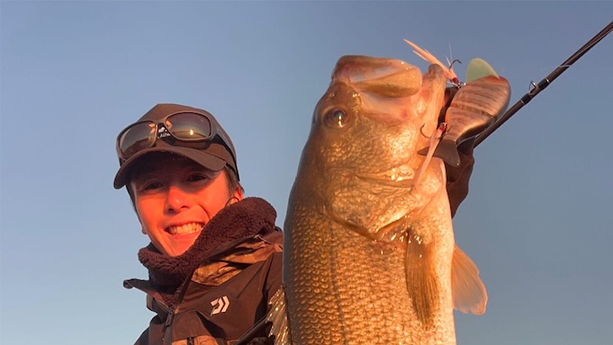 ｜季節外れのアオコが蔓延「こんな経験はじめて…このまま春を迎えそう」そんなアオコまみれでも水面炸裂！