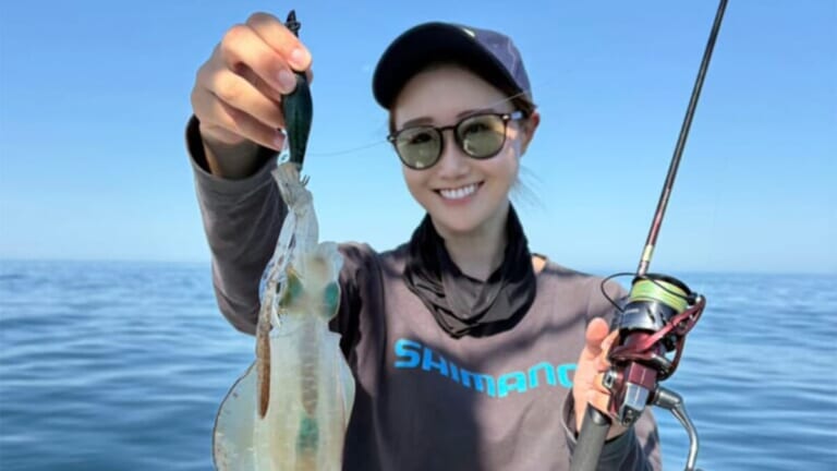 「えっ…マジで？ めっちゃ釣れる…」アオリイカがヤバい！ 女性漁師が良型のイカをキャッチ！