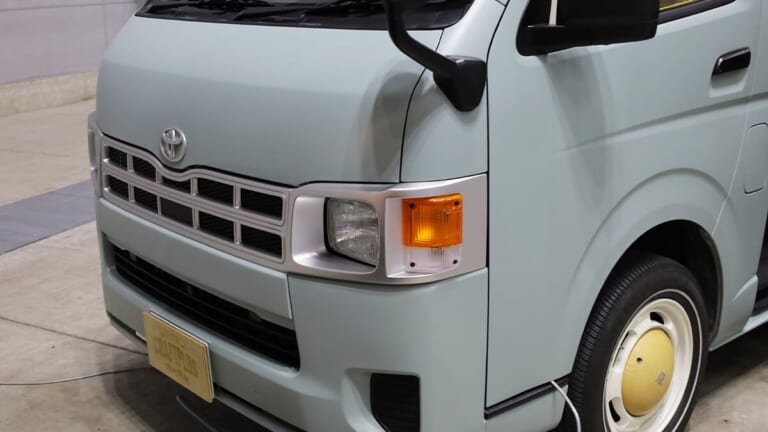 「これがトヨタ車なの？」「可愛すぎ」“オシャブルー”に身を包んだハイエース。まるで移動する『アスレチック』のような雰囲気に。