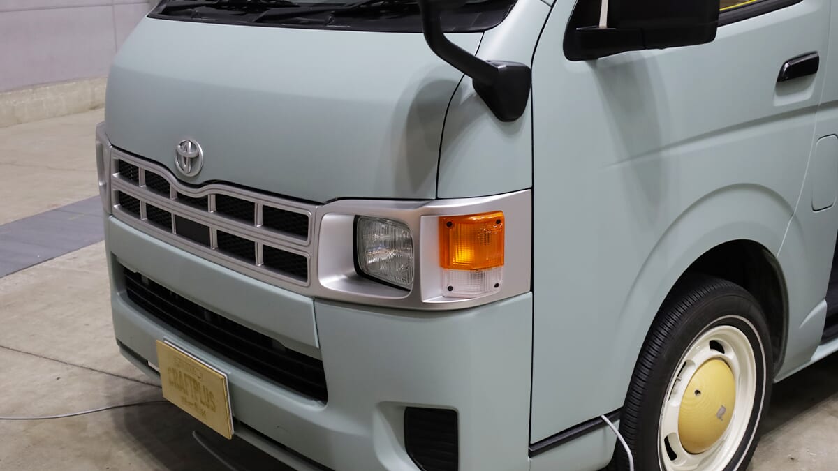 ｜「これがトヨタ車なの？」「可愛すぎ」“オシャブルー”に身を包んだハイエース。まるで移動する『アスレチック』のような雰囲気に。