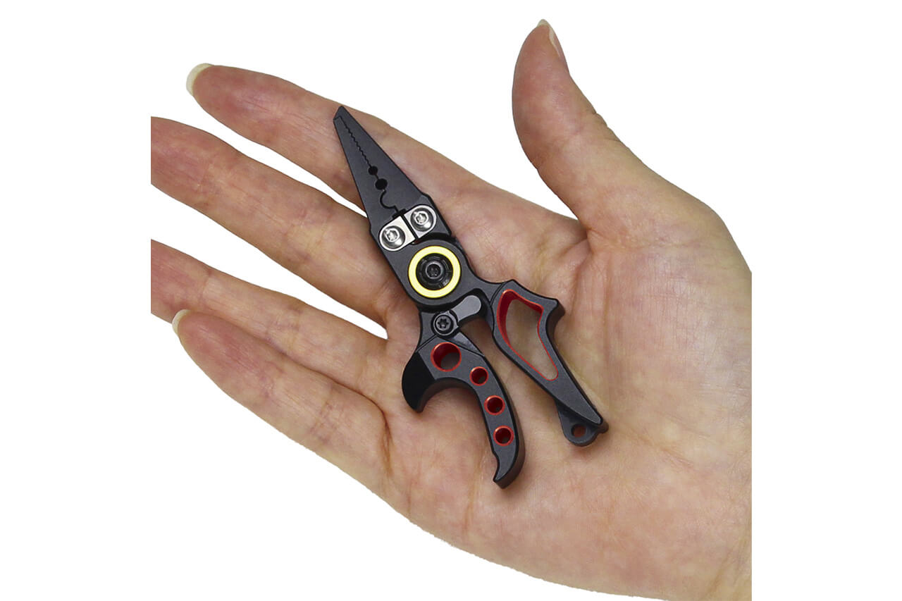 ｜「予想以上だったわ」「このギア感がたまらない…」指先でつまめるサイズなのに『機能満載』なプライヤーが良すぎた件。