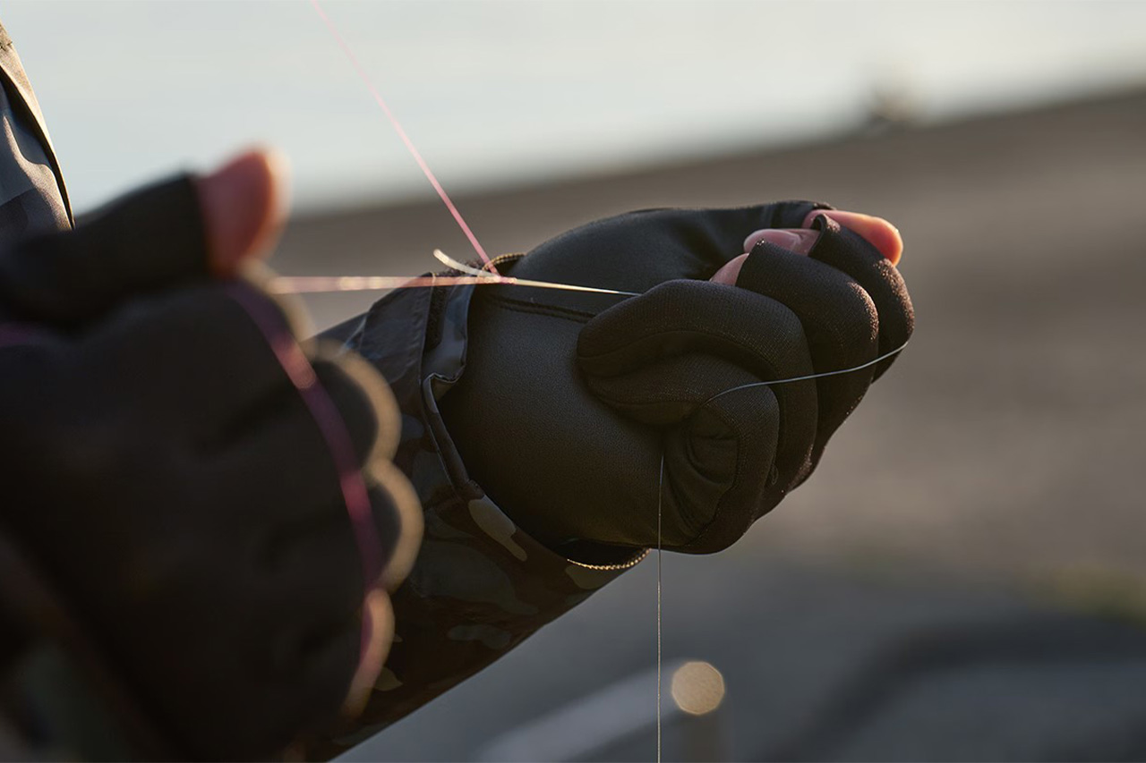 ｜シマノから登場する“釣り専用”グローブ。しっかりと保温しながらも透湿素材で蒸れない快適性。3本抜き仕様で操作性も抜群に。