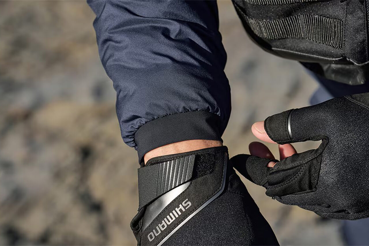 ｜【秋冬新製品】シマノから登場する防寒ウェアに帝人フロンティアの『エアロカプセル®』を採用。動きやすさと保温力に優れた一着に。