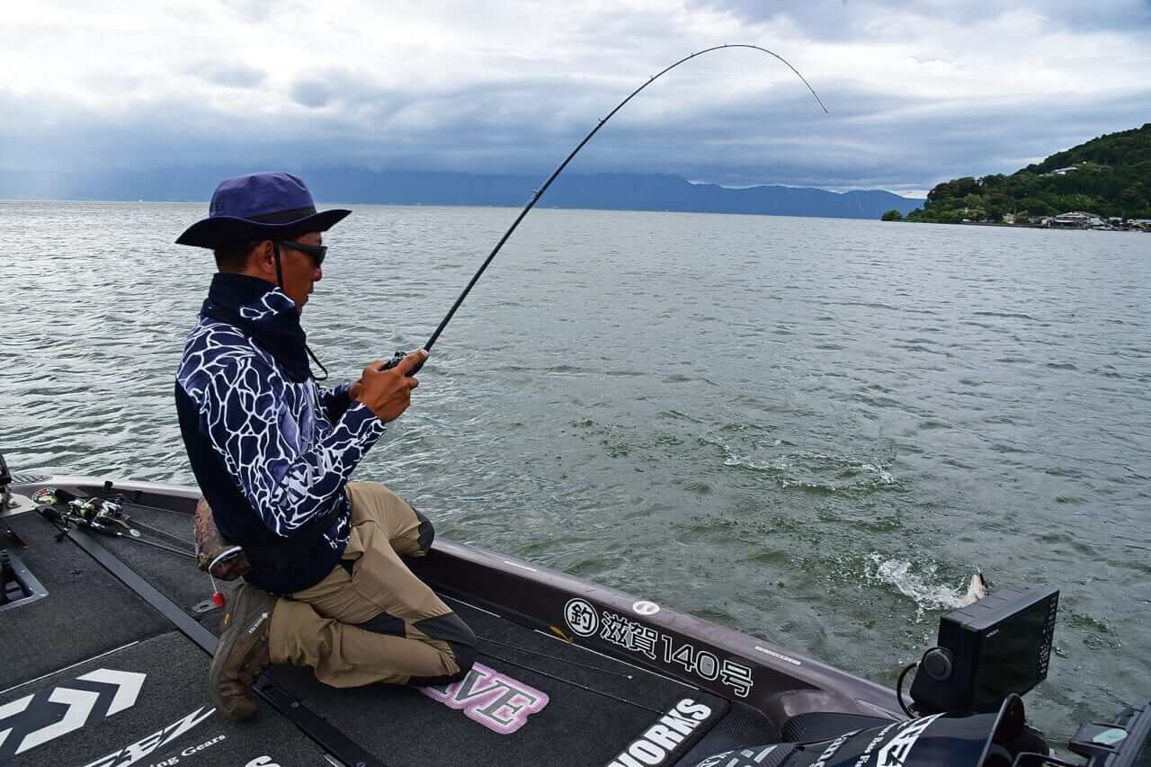 |ブラックレーベル3本で3匹釣る!タフな琵琶湖で大人気ガイドが奮闘!!