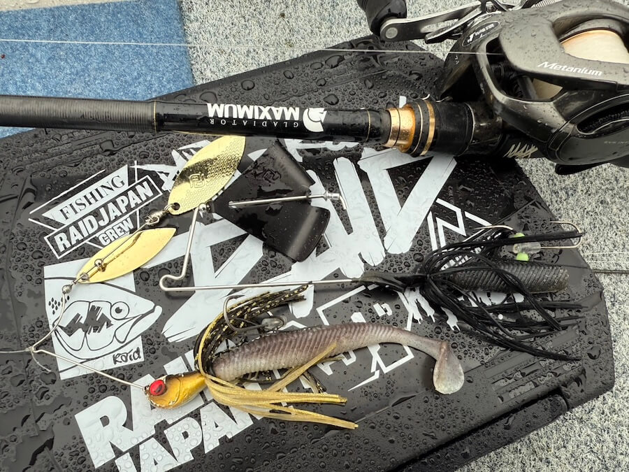 |「やっぱりシャローには夢がある」寒くなっても浅場のゲームはやめられない!キツかったらスローダウンすればOK。使用ルアーはこのタイプ!