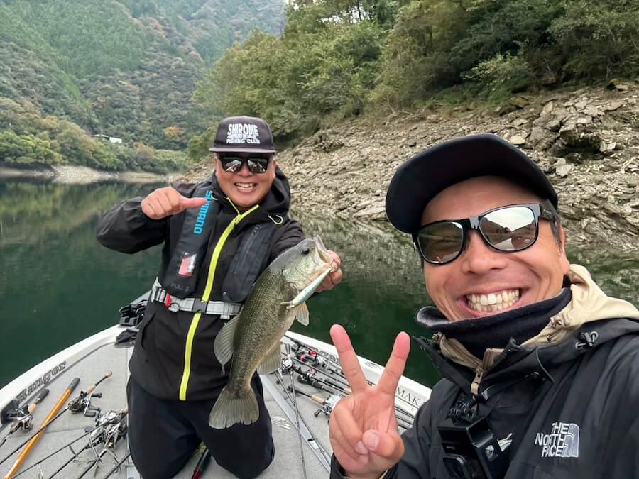 |「やっぱりシャローには夢がある」寒くなっても浅場のゲームはやめられない!キツかったらスローダウンすればOK。使用ルアーはこのタイプ!