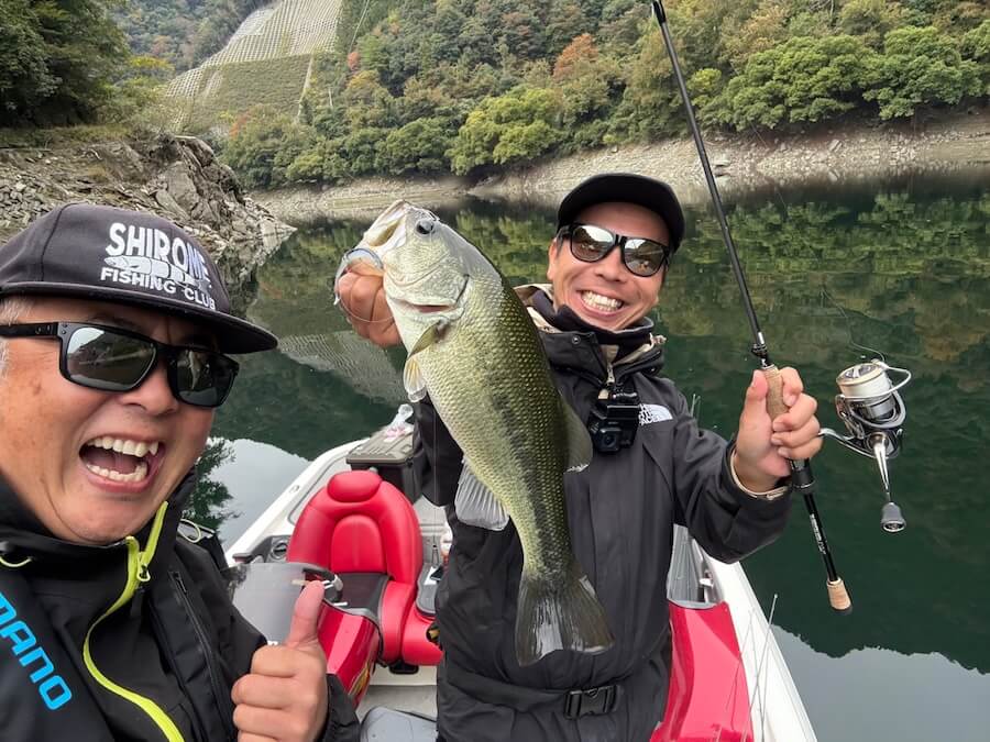 |「やっぱりシャローには夢がある」寒くなっても浅場のゲームはやめられない!キツかったらスローダウンすればOK。使用ルアーはこのタイプ!