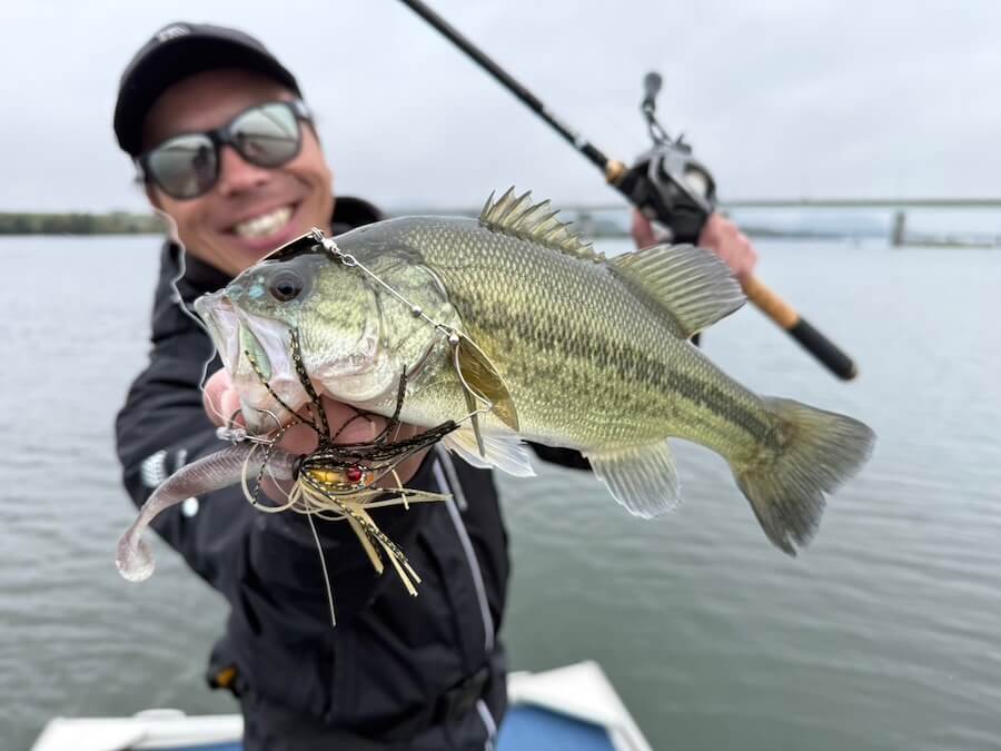 |「やっぱりシャローには夢がある」寒くなっても浅場のゲームはやめられない!キツかったらスローダウンすればOK。使用ルアーはこのタイプ!