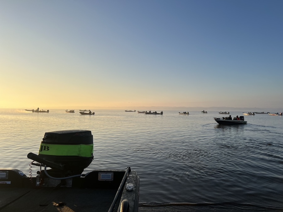 |28艇が出場するペアトーナメント。プラではグッドサイズ!「これがこの時期かなり強くなる釣法です」