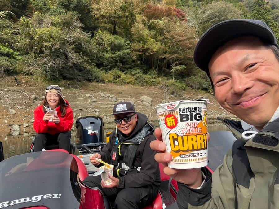 ｜「自分はカレー派です」冬のボート上で食べるカップラーメンは格別！そもそもチャンスが少ない季節、休憩も大事！
