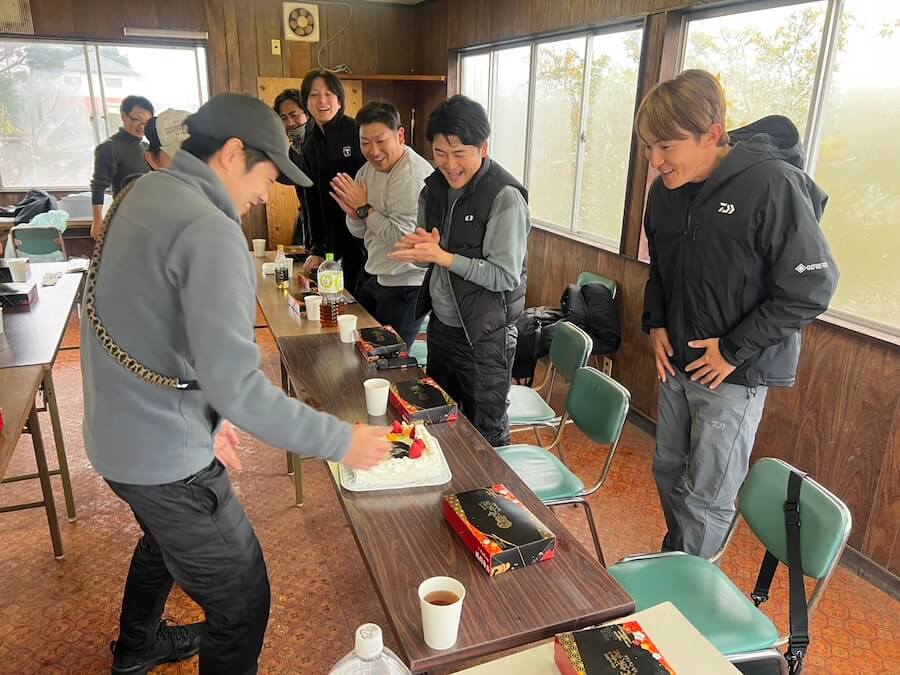 ｜冷たい雨で水温6度台でもバスは釣れる！ハードベイトの達人が教える『フランジャー』のチューニング方法【鈴木翔の”SHOWUP!!”】