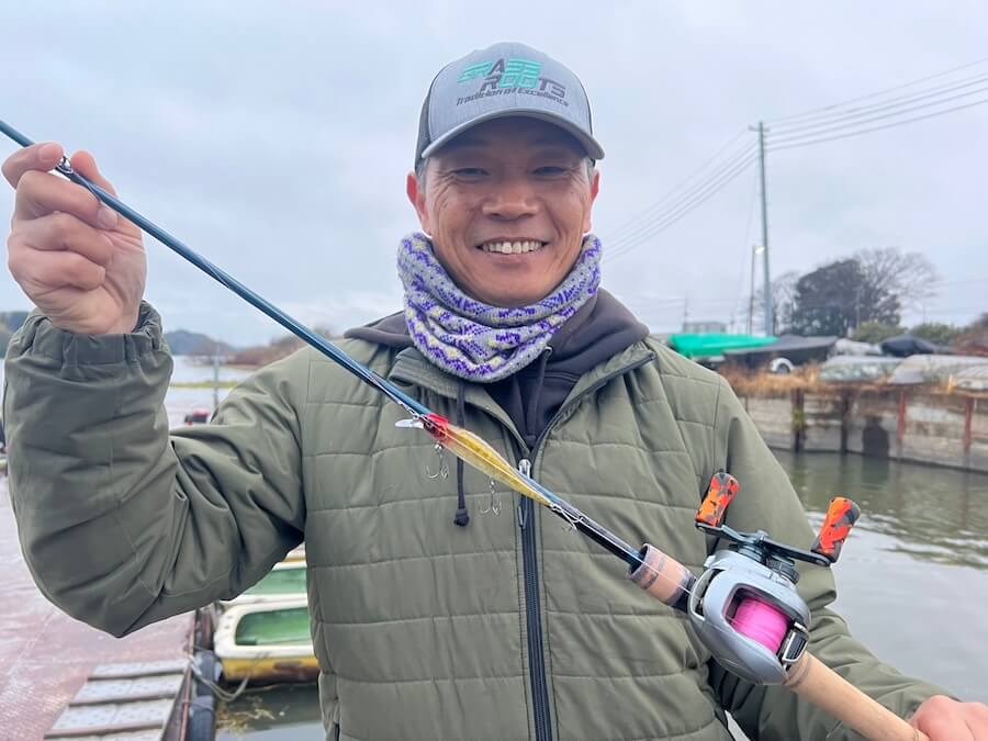 ｜冷たい雨で水温6度台でもバスは釣れる！ハードベイトの達人が教える『フランジャー』のチューニング方法【鈴木翔の”SHOWUP!!”】