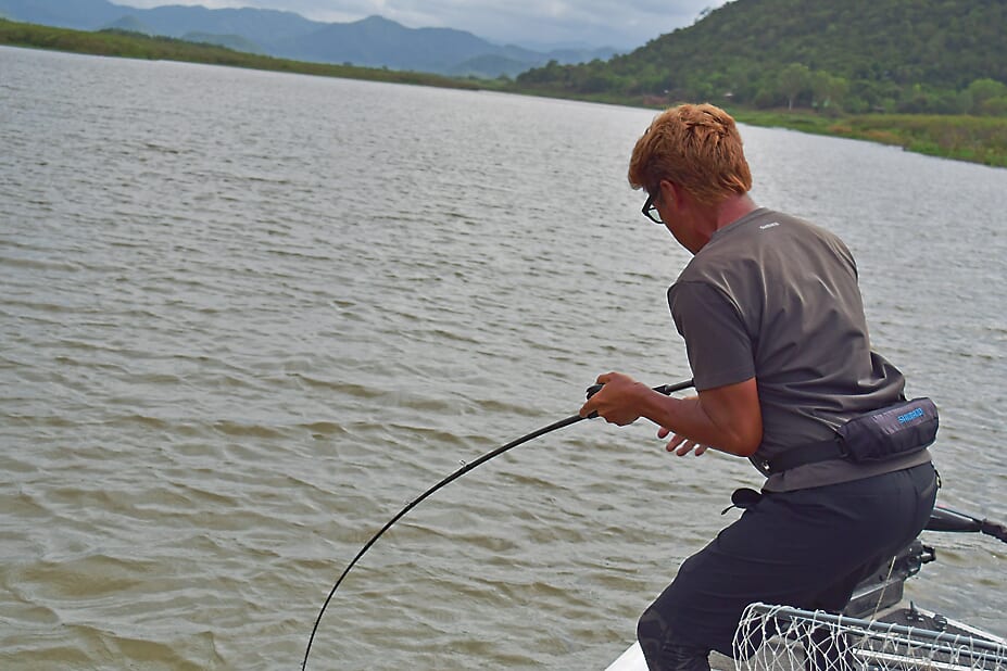 |【黒き宝石】自己記録更新なるか⁉奥田学がパックロッドで怪魚に挑む!!【相棒ロッドキャプチャーが大活躍!】