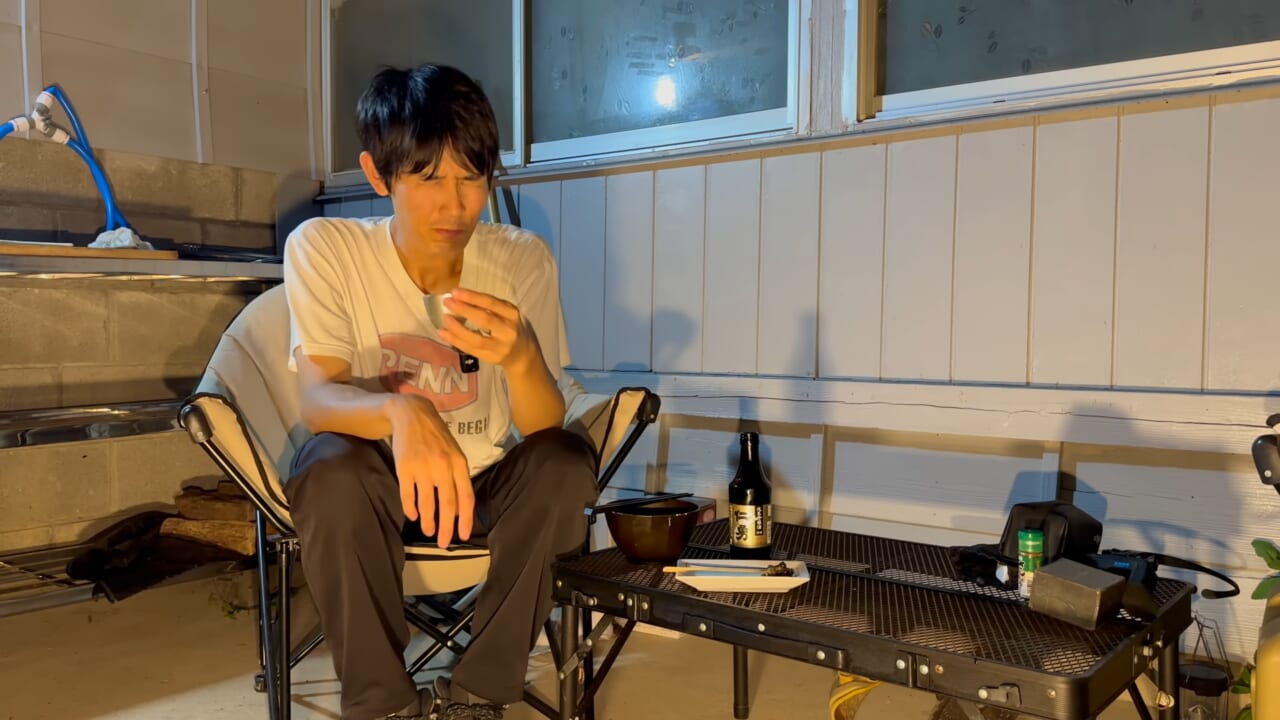 |「よっしゃ!」「食った!」ミミズのついた『木の枝』を岩陰に突っ込むと…? 20万回再生された“穴釣り”に反響多数。