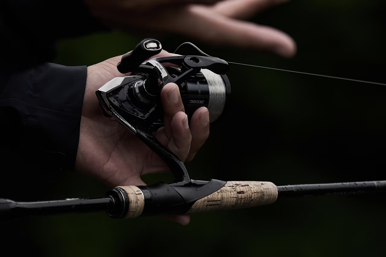 |シマノから「2026年限定生産」の新型リールが登場。防止性能を削ぎ落してまで追求した“究極の巻き感度”を実現。レーシングなスペックに。