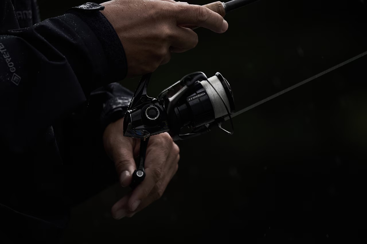 |シマノから「2026年限定生産」の新型リールが登場。防止性能を削ぎ落してまで追求した“究極の巻き感度”を実現。レーシングなスペックに。