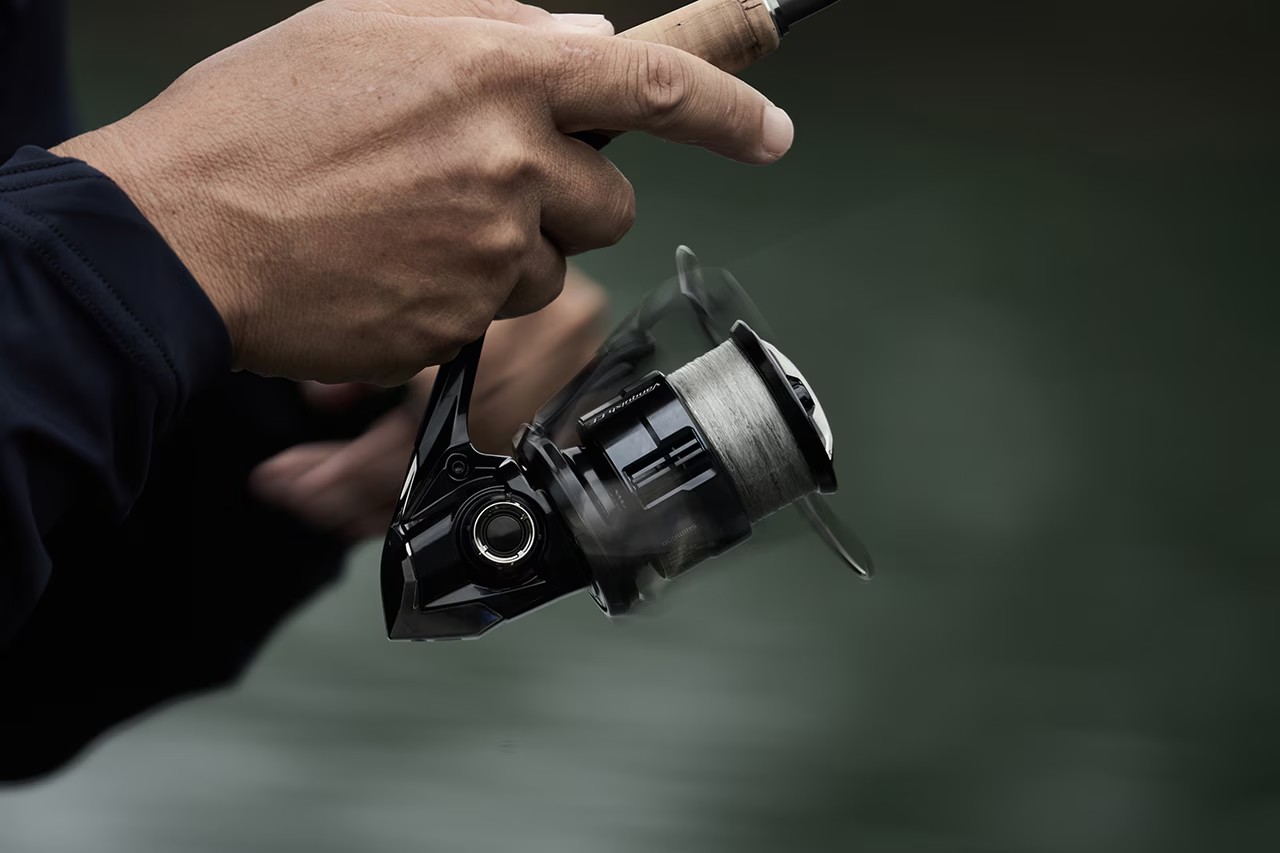 |シマノから「2026年限定生産」の新型リールが登場。防止性能を削ぎ落してまで追求した“究極の巻き感度”を実現。レーシングなスペックに。