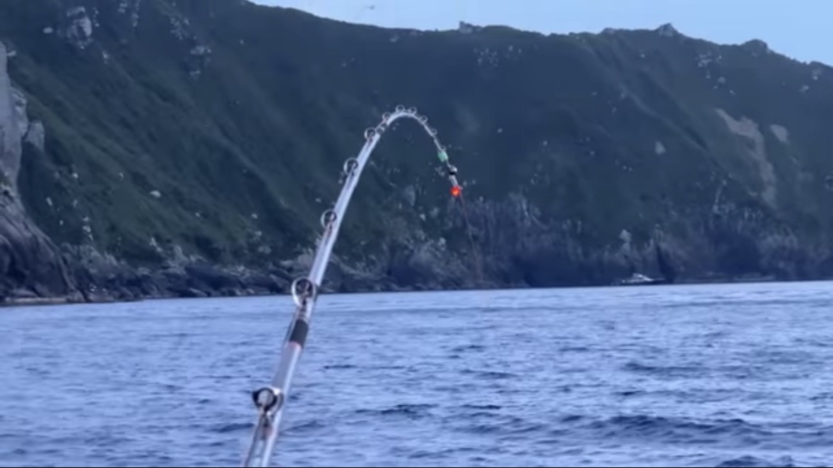 ｜「携帯の電波も入りません」「この島はスゴすぎる」“国内最高峰の離島”で狙う『巨大クエ』。磯の上で泊まり込みで釣りをしたら…。