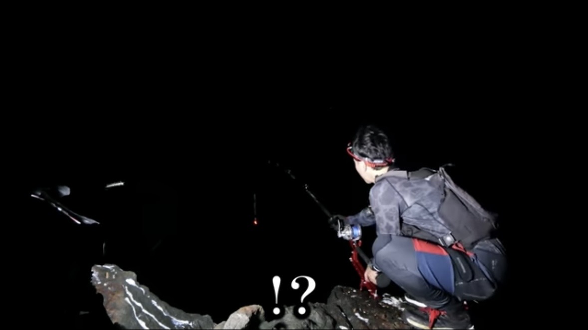 ｜「携帯の電波も入りません」「この島はスゴすぎる」“国内最高峰の離島”で狙う『巨大クエ』。磯の上で泊まり込みで釣りをしたら…。