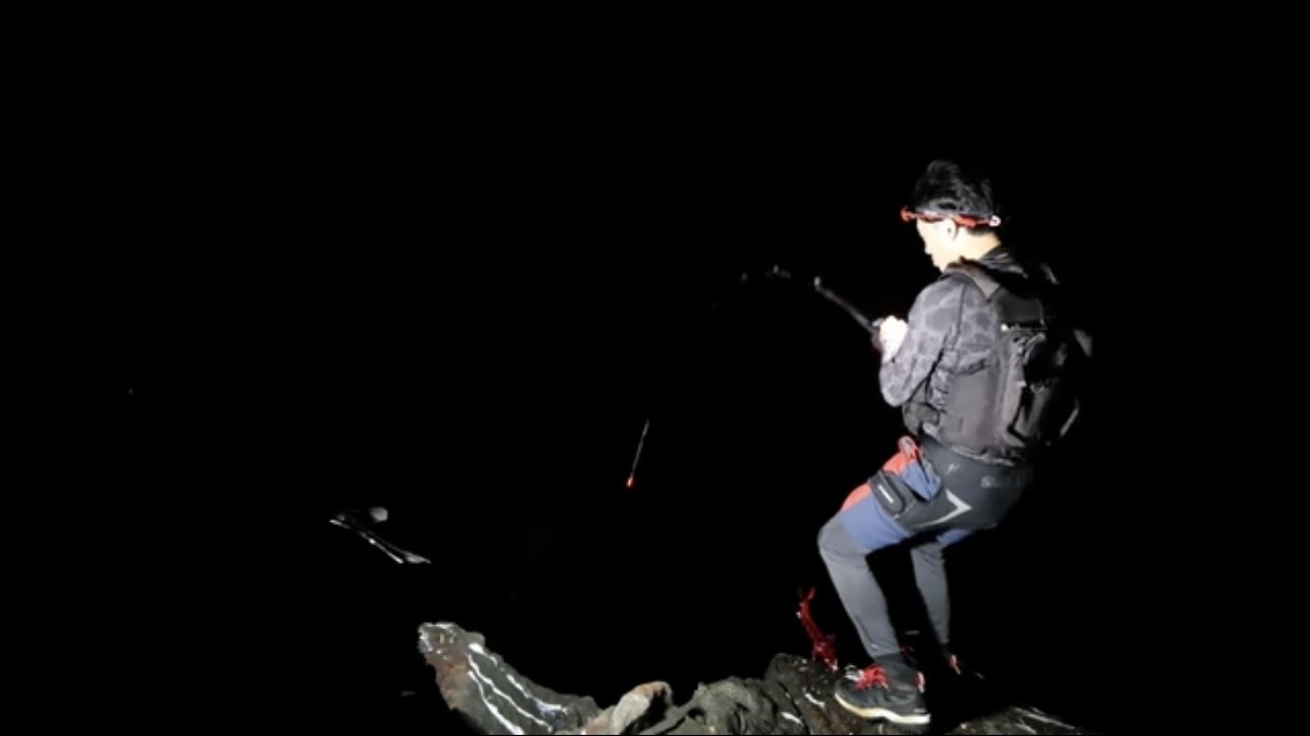 ｜「携帯の電波も入りません」「この島はスゴすぎる」“国内最高峰の離島”で狙う『巨大クエ』。磯の上で泊まり込みで釣りをしたら…。