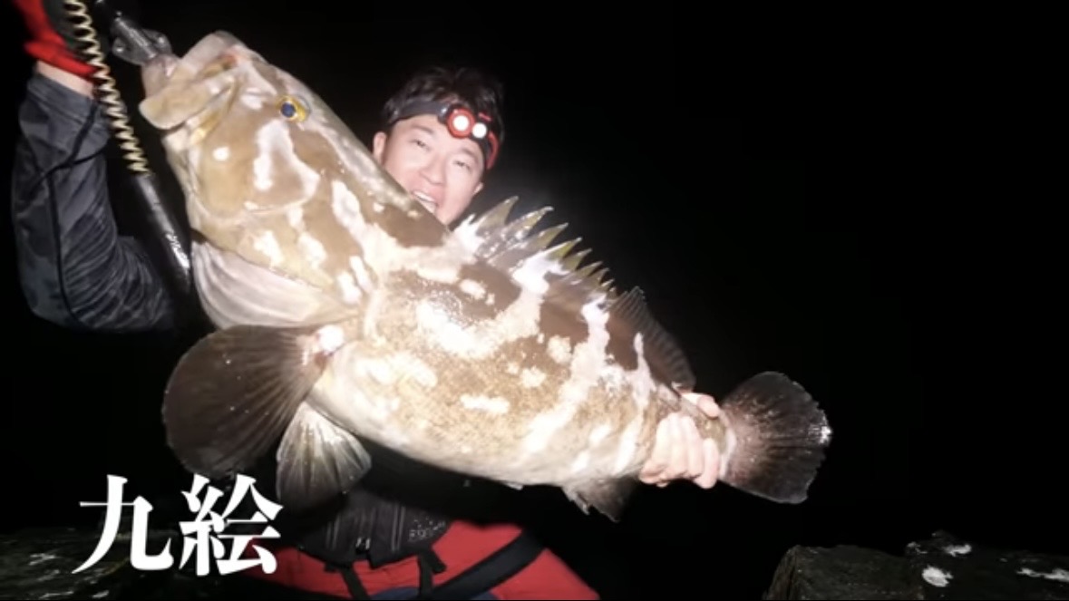 ｜「携帯の電波も入りません」「この島はスゴすぎる」“国内最高峰の離島”で狙う『巨大クエ』。磯の上で泊まり込みで釣りをしたら…。