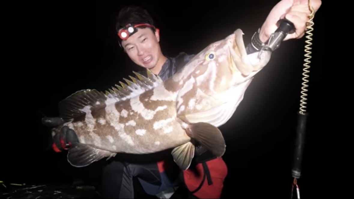 ｜「携帯の電波も入りません」「この島はスゴすぎる」“国内最高峰の離島”で狙う『巨大クエ』。磯の上で泊まり込みで釣りをしたら…。