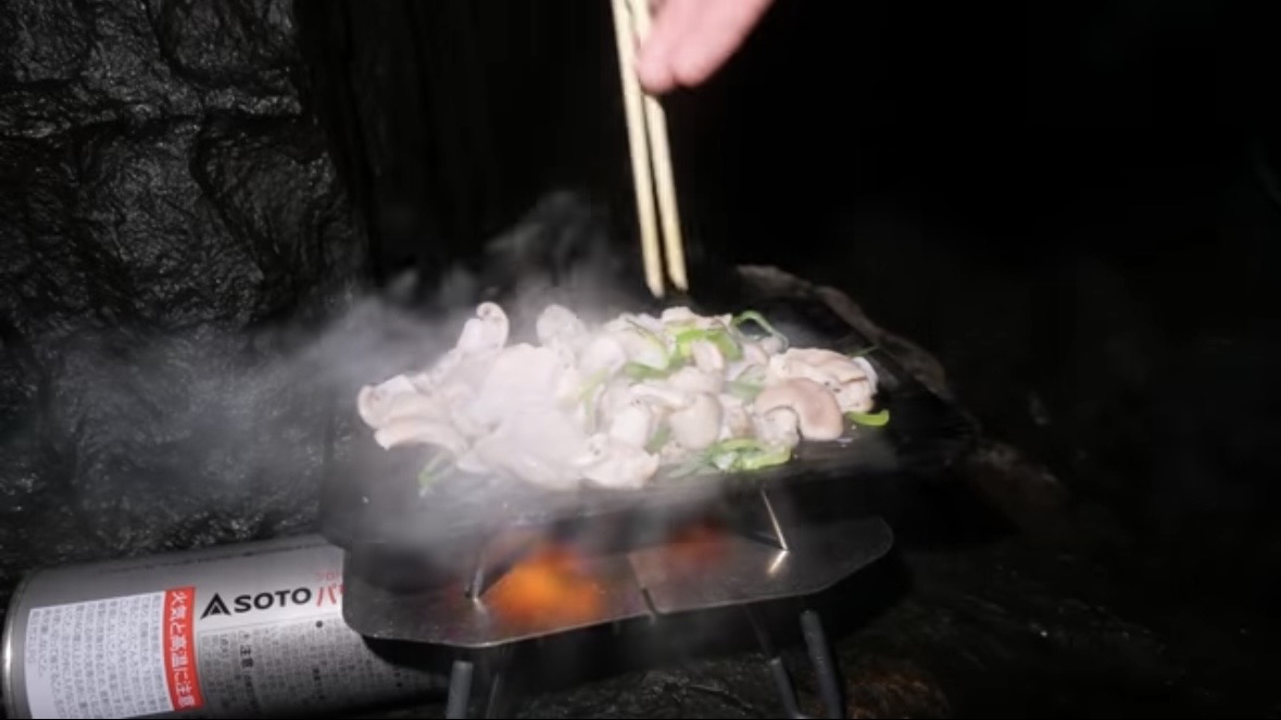 ｜「携帯の電波も入りません」「この島はスゴすぎる」“国内最高峰の離島”で狙う『巨大クエ』。磯の上で泊まり込みで釣りをしたら…。