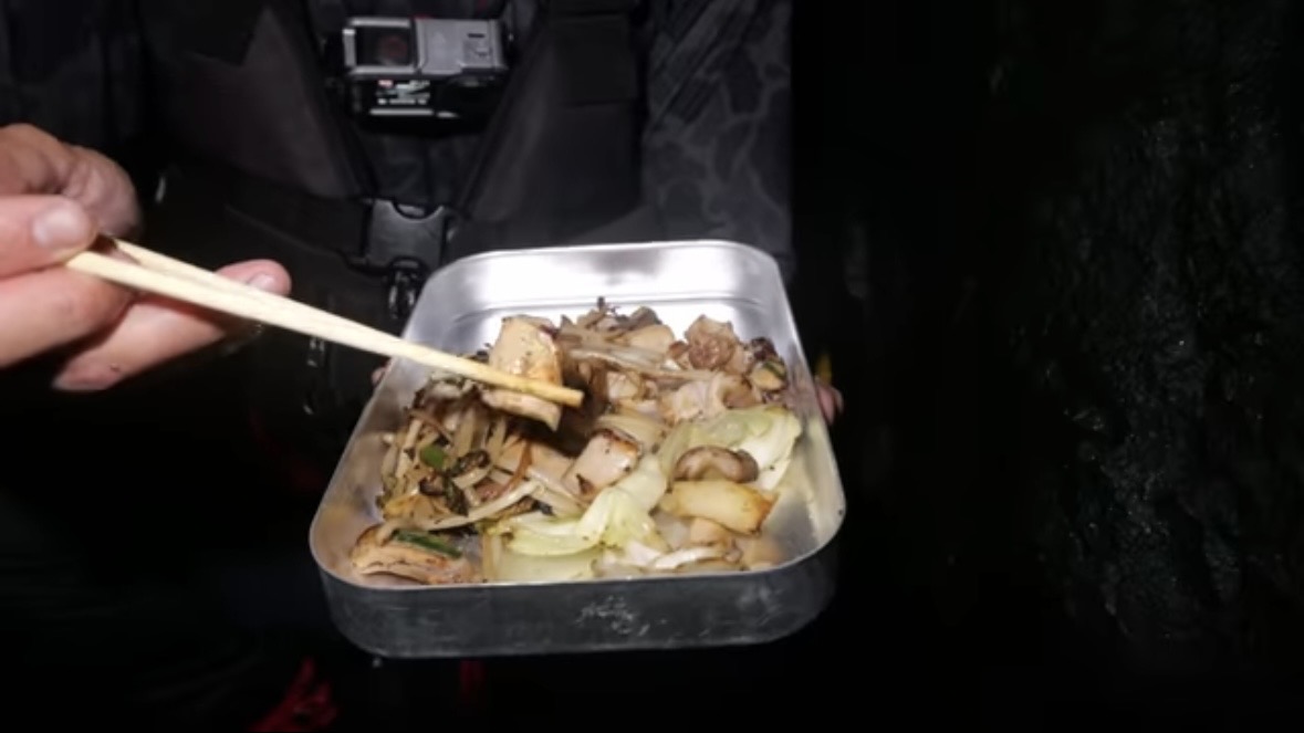 ｜「携帯の電波も入りません」「この島はスゴすぎる」“国内最高峰の離島”で狙う『巨大クエ』。磯の上で泊まり込みで釣りをしたら…。