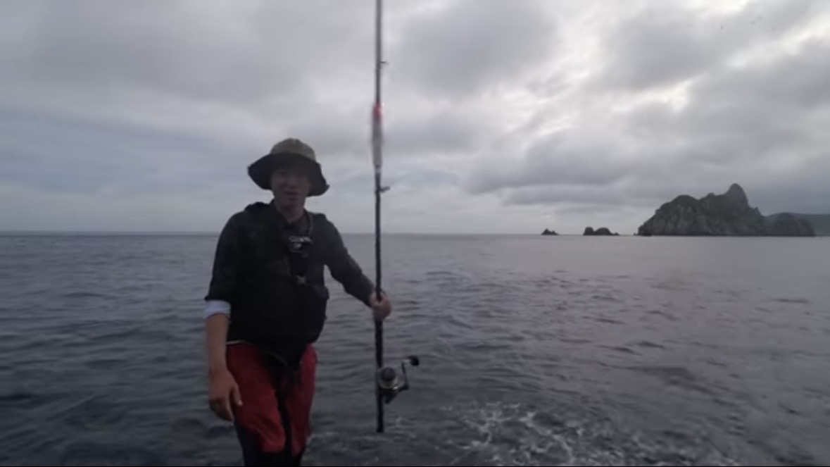 ｜「携帯の電波も入りません」「この島はスゴすぎる」“国内最高峰の離島”で狙う『巨大クエ』。磯の上で泊まり込みで釣りをしたら…。