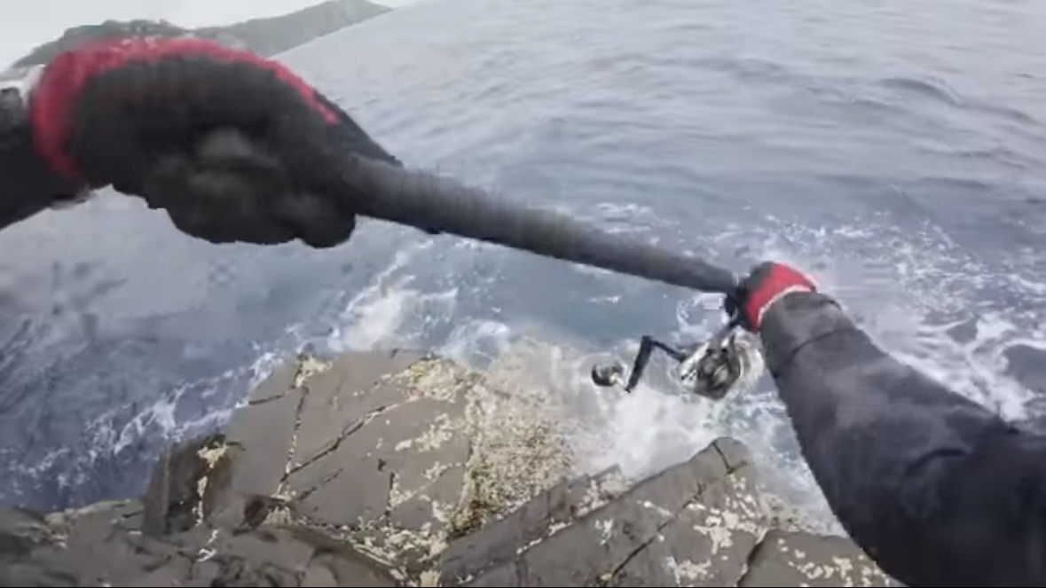 ｜「携帯の電波も入りません」「この島はスゴすぎる」“国内最高峰の離島”で狙う『巨大クエ』。磯の上で泊まり込みで釣りをしたら…。