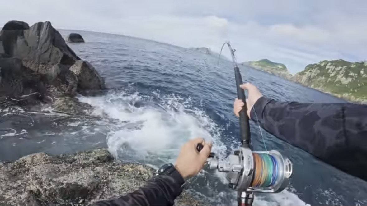 ｜「携帯の電波も入りません」「この島はスゴすぎる」“国内最高峰の離島”で狙う『巨大クエ』。磯の上で泊まり込みで釣りをしたら…。