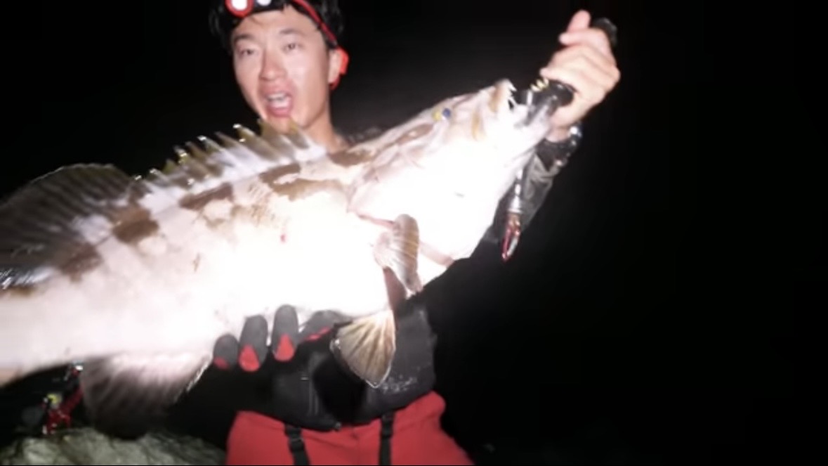 ｜「携帯の電波も入りません」「この島はスゴすぎる」“国内最高峰の離島”で狙う『巨大クエ』。磯の上で泊まり込みで釣りをしたら…。