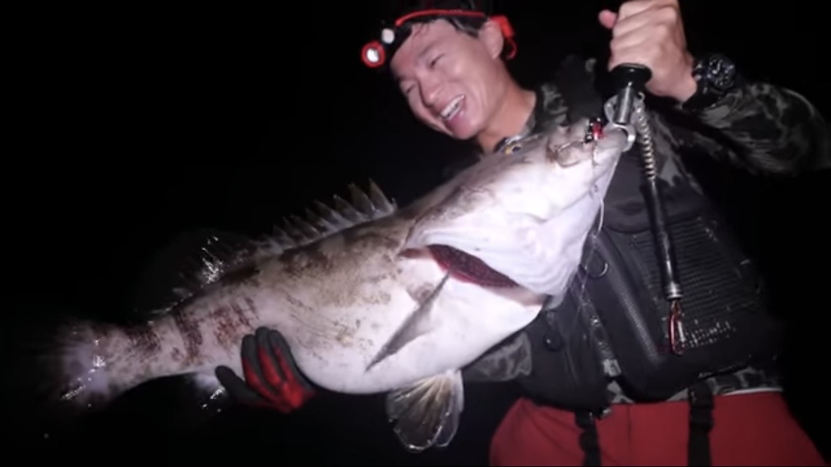 ｜「携帯の電波も入りません」「この島はスゴすぎる」“国内最高峰の離島”で狙う『巨大クエ』。磯の上で泊まり込みで釣りをしたら…。