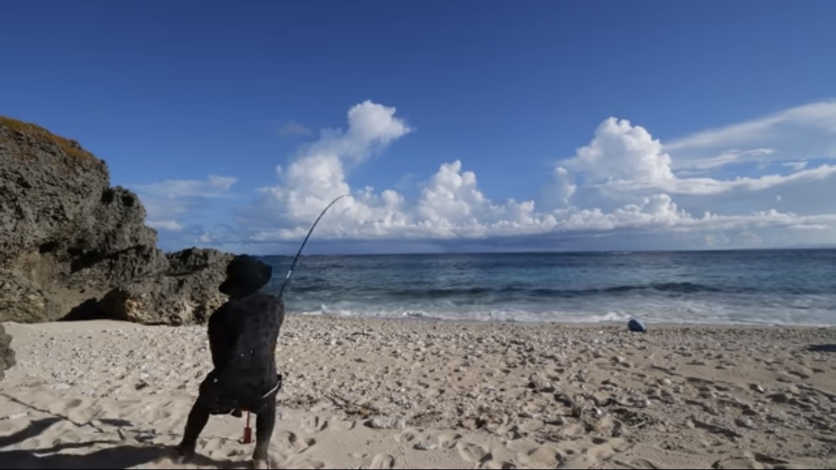 ｜「マジか」「こんなところで…」砂浜で釣れたまさかの“魚”に反響多数。「本当にレアなやつです」