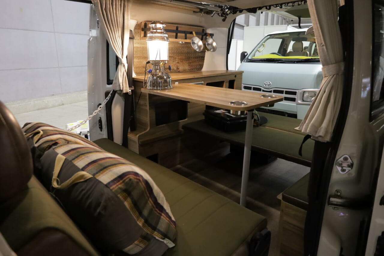 |「これは欲しいわ」「もはや家じゃん」“街乗りサイズ”なのに『快適空間』。“住めるレベル”のトヨタ車が登場。