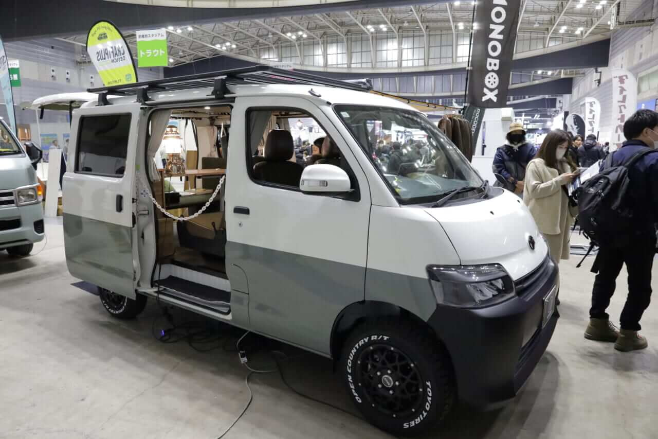 ｜「これは欲しいわ」「もはや家じゃん」“街乗りサイズ”なのに『快適空間』。“住めるレベル”のトヨタ車が登場。