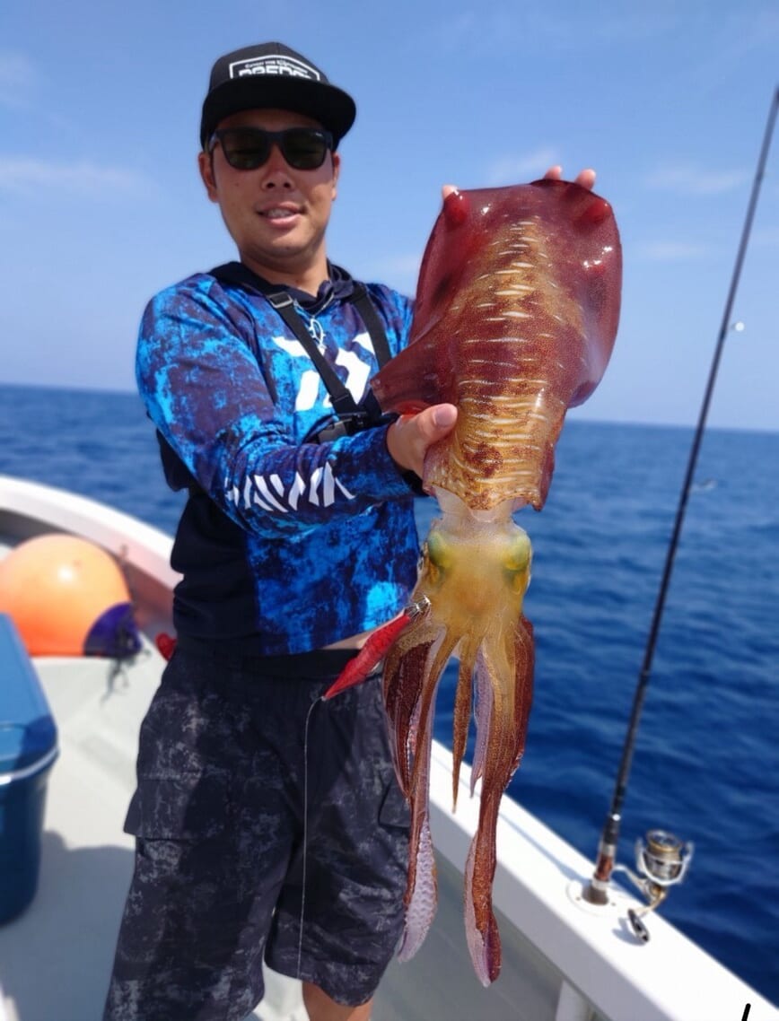 ｜「え、何この魚」「奇跡みたいな遭遇」手のひらサイズの『カジキ』を捕獲したら“大バズり”。リポストといいねが大変なことに。「背びれとくちばしもありました」
