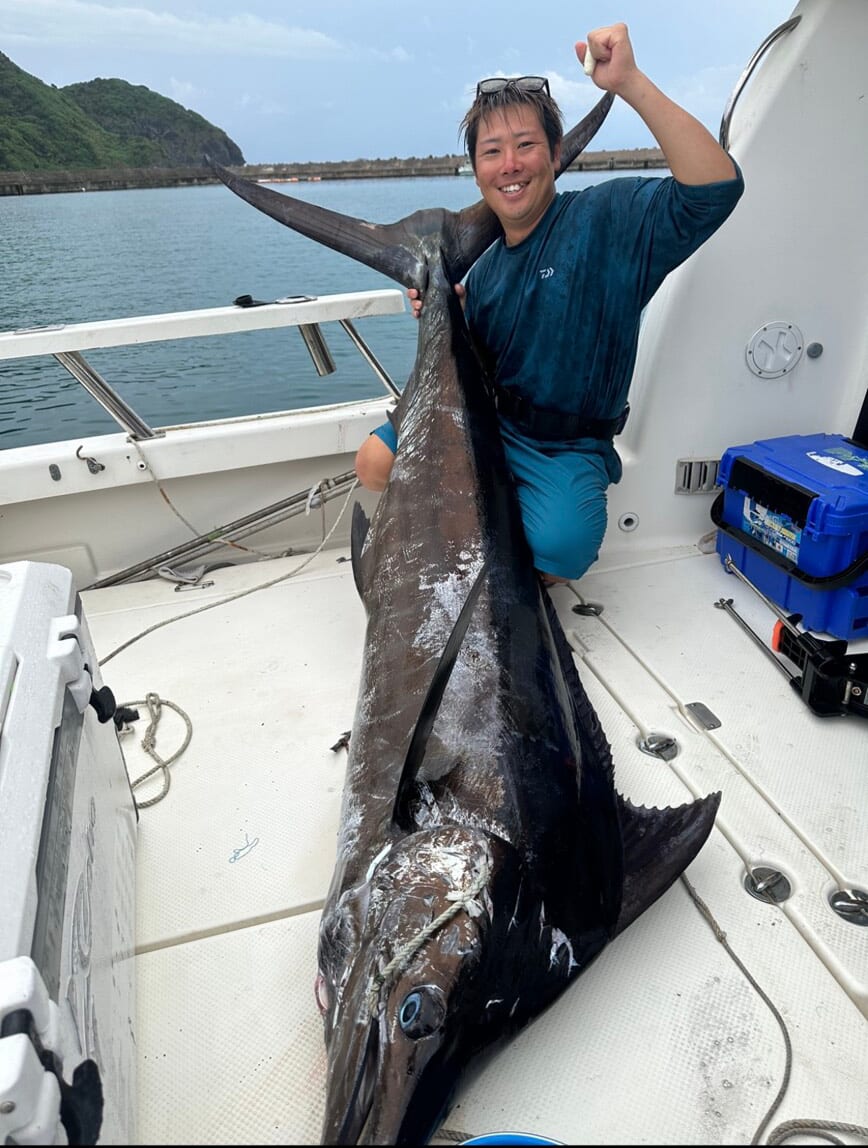 ｜「え、何この魚」「奇跡みたいな遭遇」手のひらサイズの『カジキ』を捕獲したら“大バズり”。リポストといいねが大変なことに。「背びれとくちばしもありました」