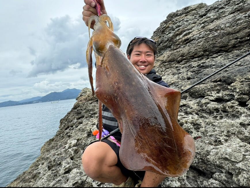 ｜「え、何この魚」「奇跡みたいな遭遇」手のひらサイズの『カジキ』を捕獲したら“大バズり”。リポストといいねが大変なことに。「背びれとくちばしもありました」