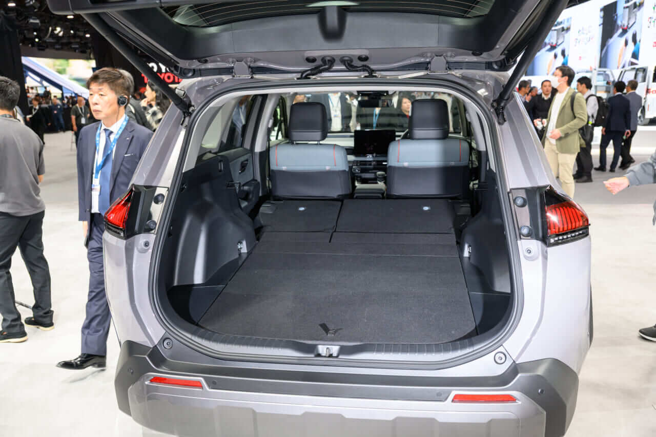 ｜「絶対買います」「ようやく来たか」ついに登場する『新型RAV4』をトヨタが公開。“洗練されすぎ”デザインで注目集まる。