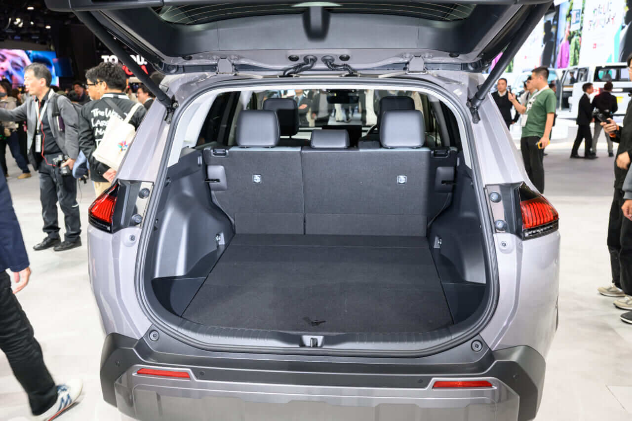 ｜「絶対買います」「ようやく来たか」ついに登場する『新型RAV4』をトヨタが公開。“洗練されすぎ”デザインで注目集まる。